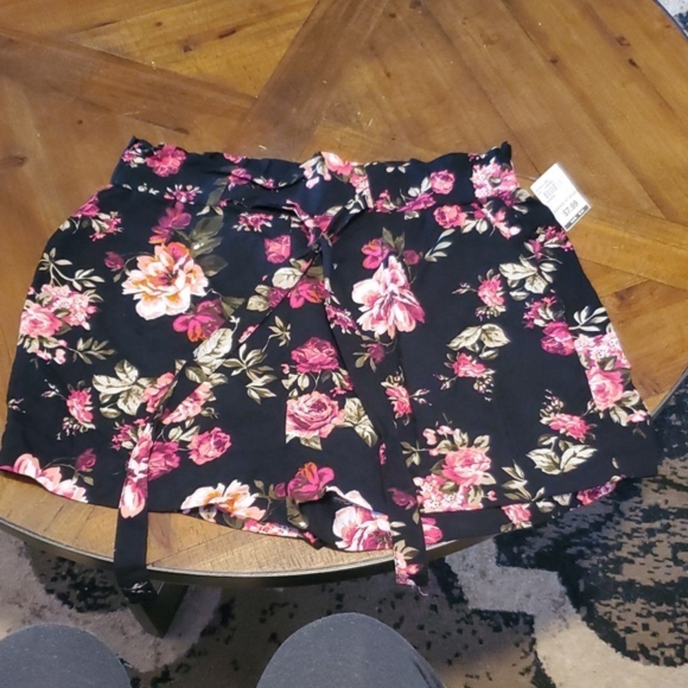 🐻   Ambiance Apparel Shorts Size L
